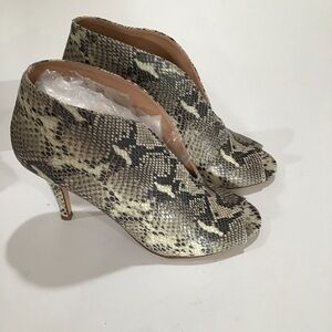 Halogen reptile animal print size 7 M heeled bootie Genuine leather